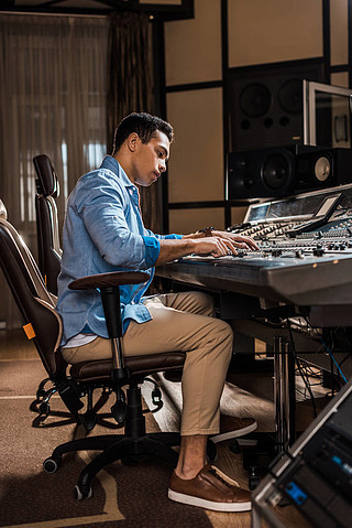 幕后英雄 录音棚里的动画声音魔法师